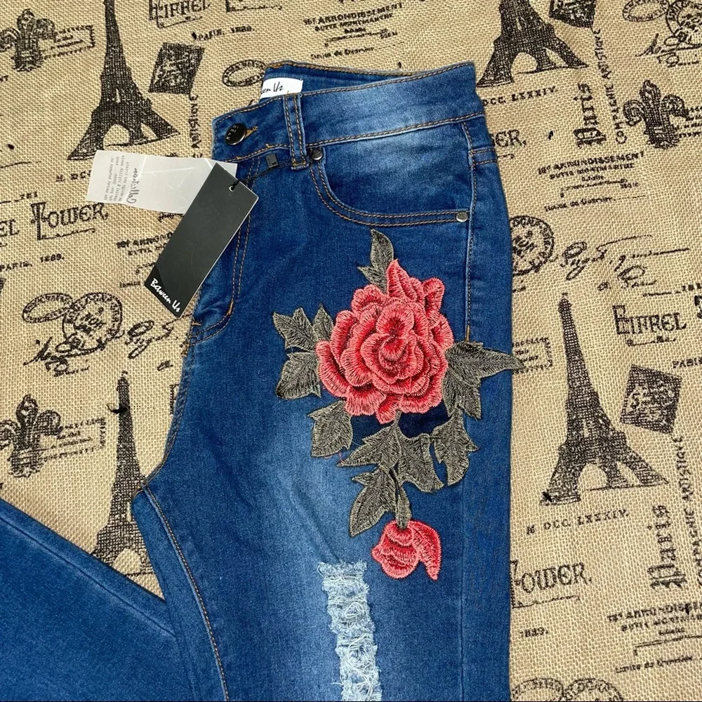 Between Us NWT! Denim High Rise Distressed Floral Embroidered Skinny Jean - Picture 2 of 13